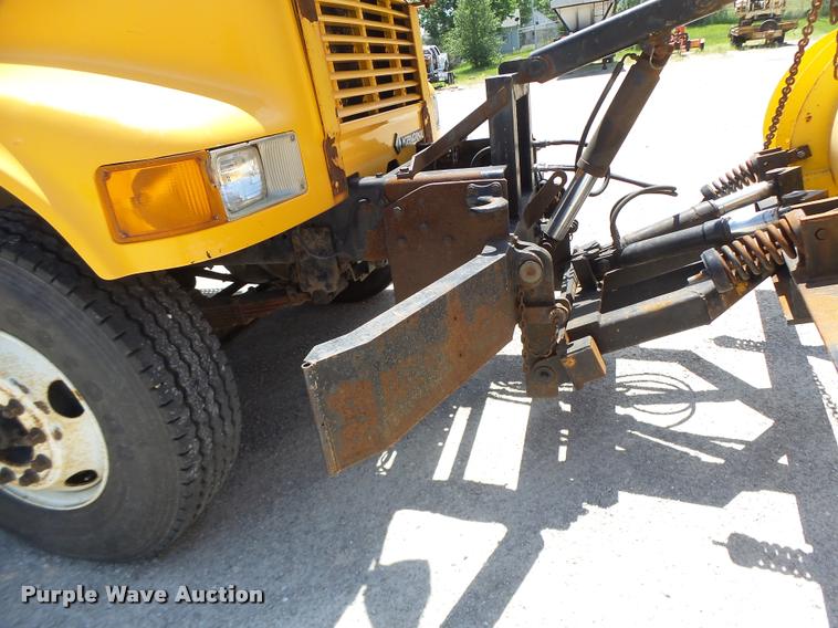 image for item DA3490 2002 International 4900 dump truck