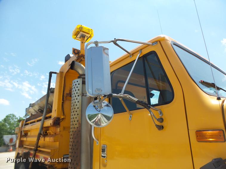 image for item DA3490 2002 International 4900 dump truck