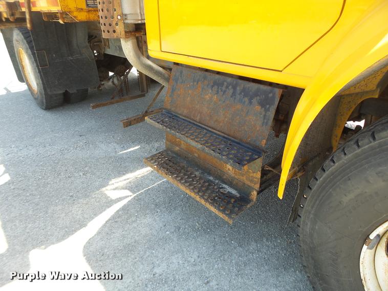 image for item DA3490 2002 International 4900 dump truck