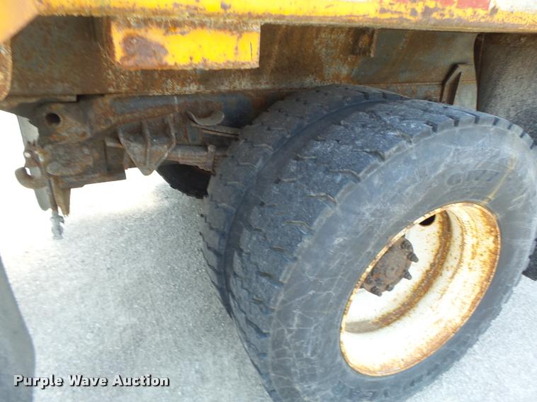 image for item DA3490 2002 International 4900 dump truck