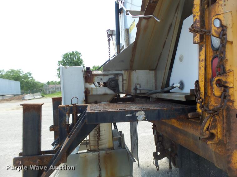 image for item DA3490 2002 International 4900 dump truck