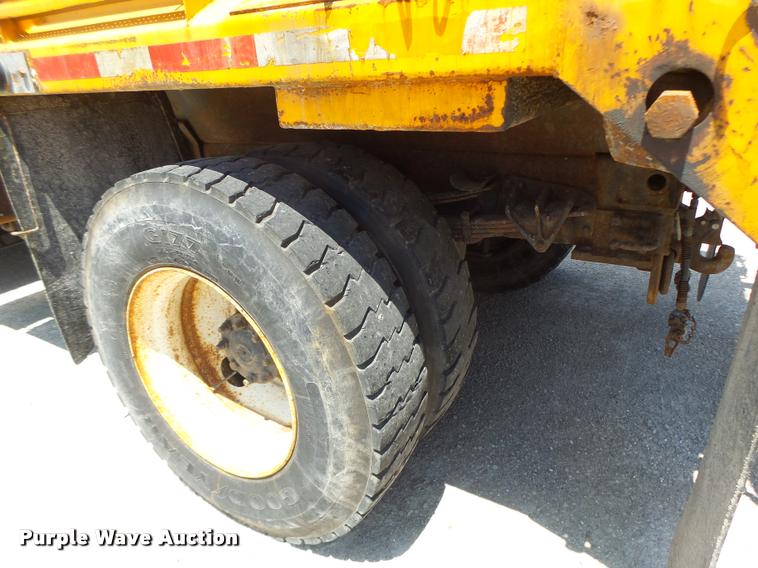 image for item DA3490 2002 International 4900 dump truck