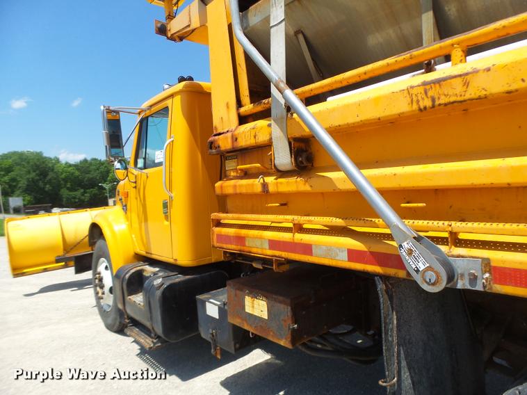 image for item DA3490 2002 International 4900 dump truck
