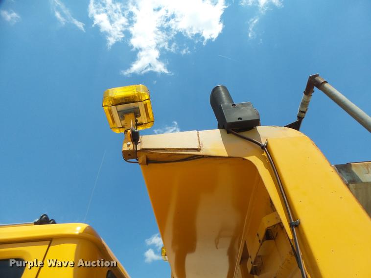 image for item DA3490 2002 International 4900 dump truck