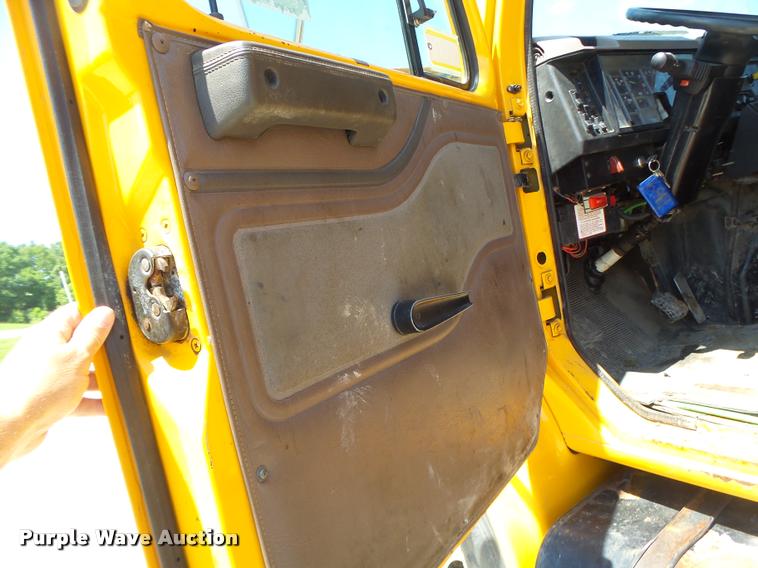 image for item DA3490 2002 International 4900 dump truck