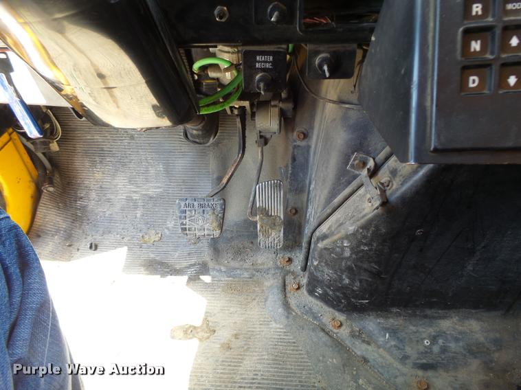 image for item DA3490 2002 International 4900 dump truck