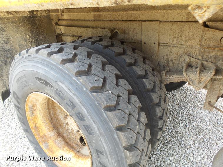 image for item DB1351 2001 International 4900 dump truck