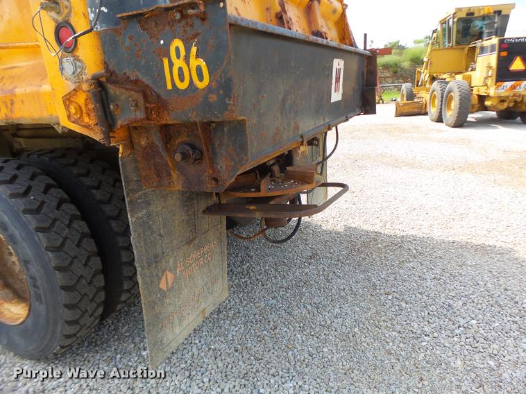 image for item DB1351 2001 International 4900 dump truck