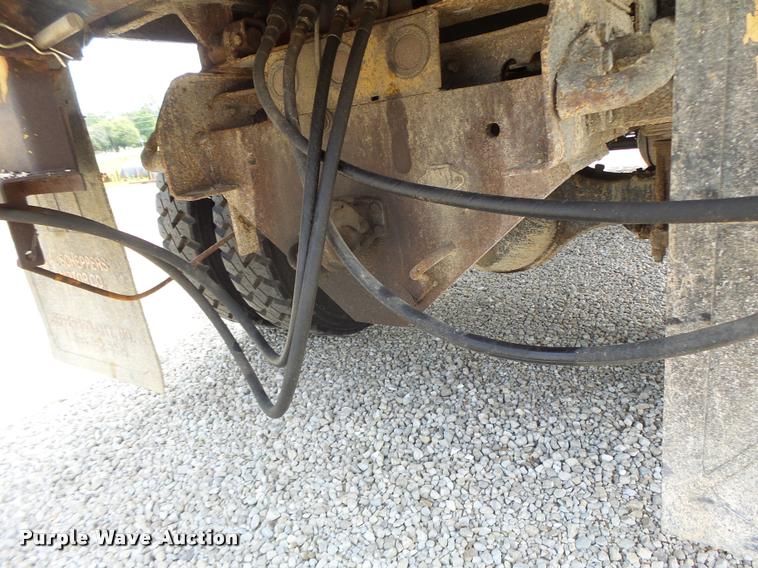 image for item DB1351 2001 International 4900 dump truck