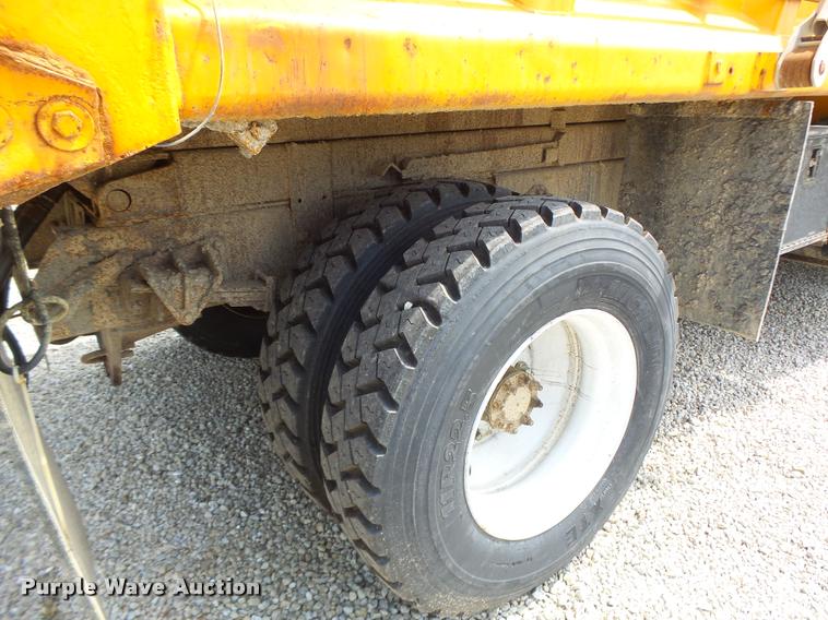 image for item DB1351 2001 International 4900 dump truck