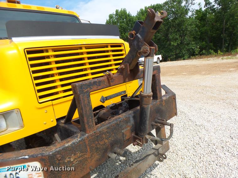 image for item DB1351 2001 International 4900 dump truck