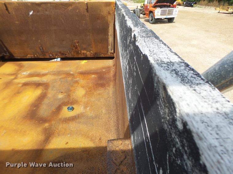 image for item DB1351 2001 International 4900 dump truck