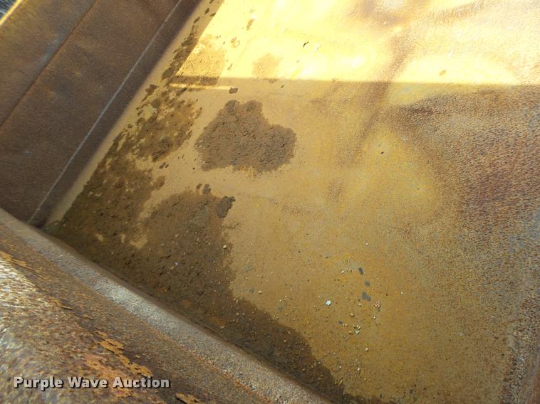 image for item DB1351 2001 International 4900 dump truck