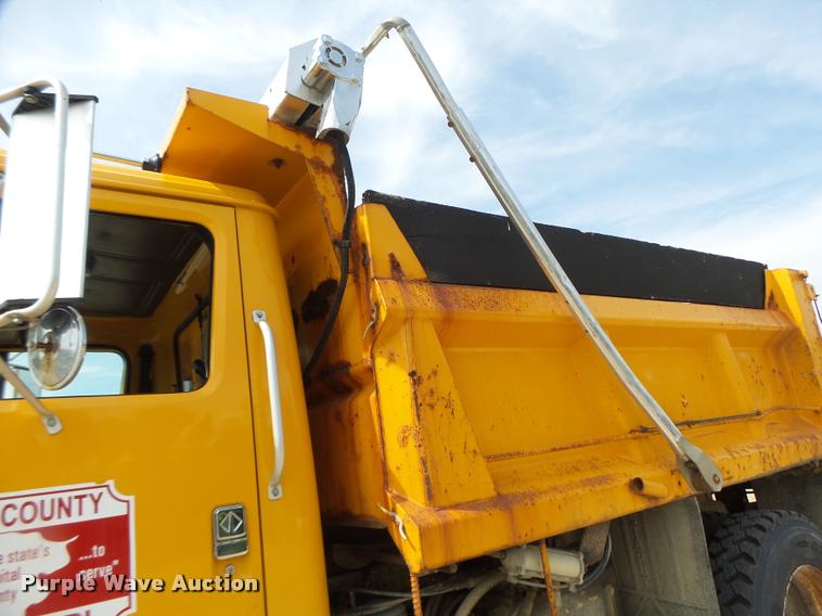image for item DB1351 2001 International 4900 dump truck