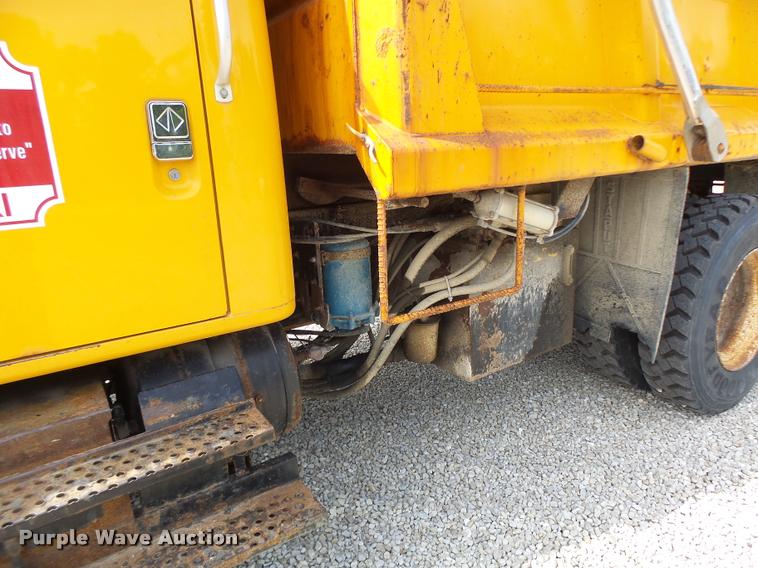 image for item DB1351 2001 International 4900 dump truck