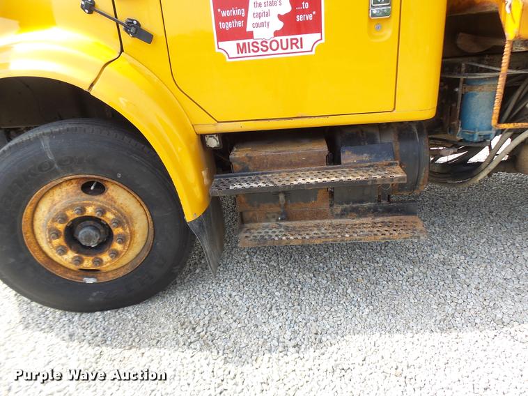 image for item DB1351 2001 International 4900 dump truck