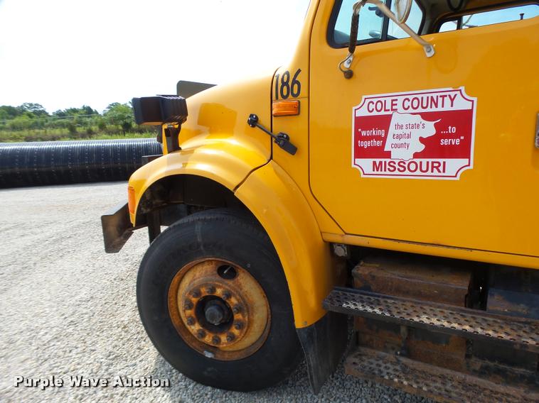 image for item DB1351 2001 International 4900 dump truck