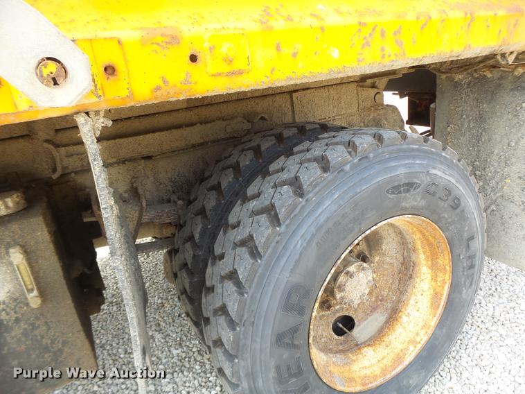 image for item DB1351 2001 International 4900 dump truck