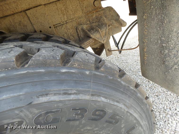 image for item DB1351 2001 International 4900 dump truck
