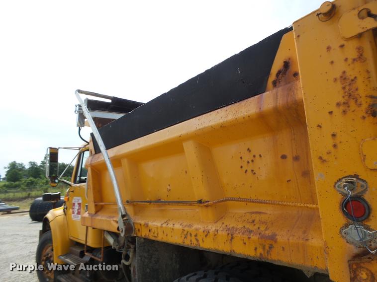 image for item DB1351 2001 International 4900 dump truck