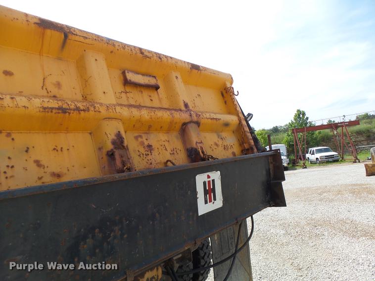 image for item DB1351 2001 International 4900 dump truck