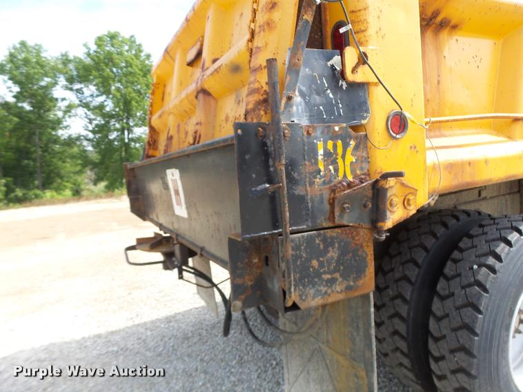 image for item DB1351 2001 International 4900 dump truck