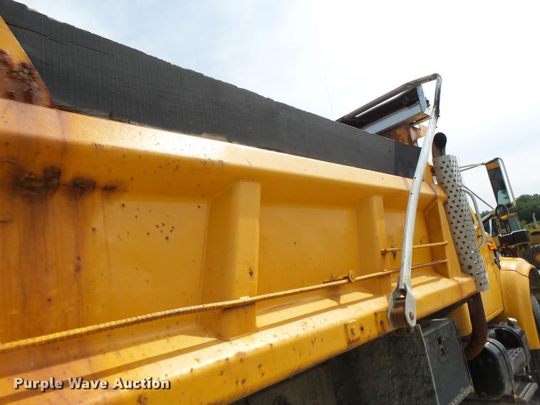 image for item DB1351 2001 International 4900 dump truck