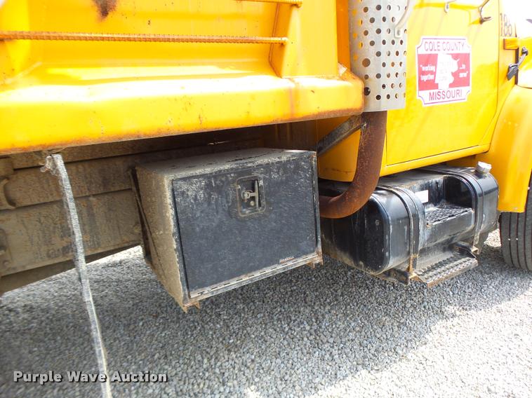 image for item DB1351 2001 International 4900 dump truck