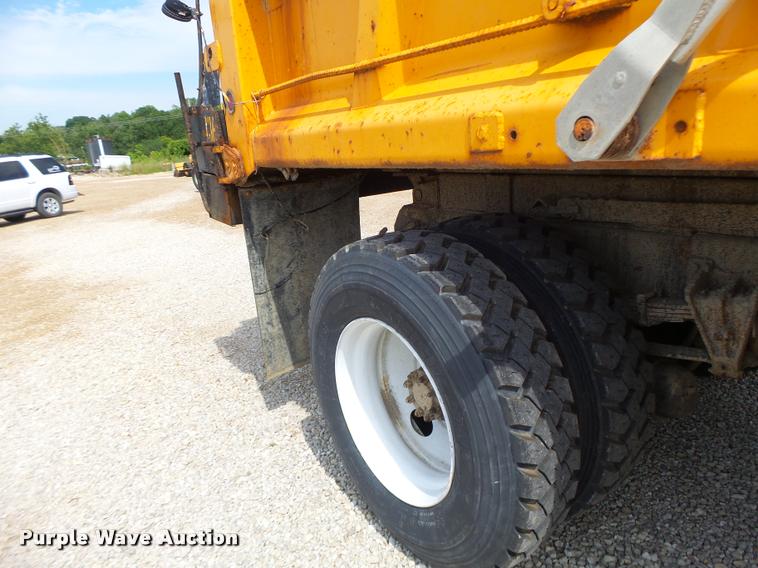 image for item DB1351 2001 International 4900 dump truck