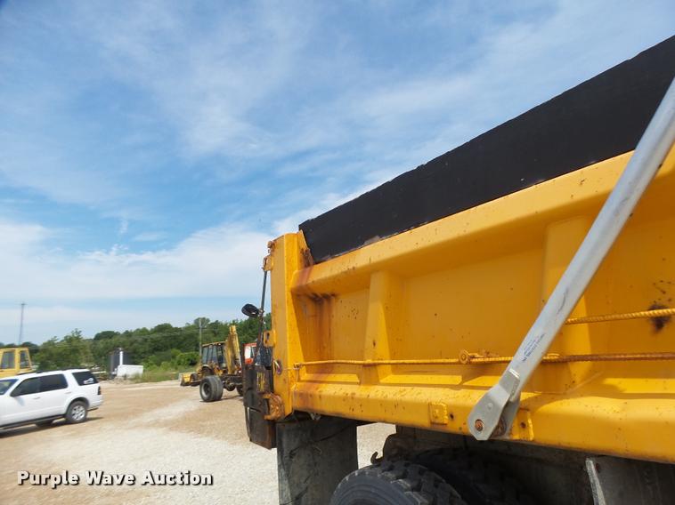 image for item DB1351 2001 International 4900 dump truck