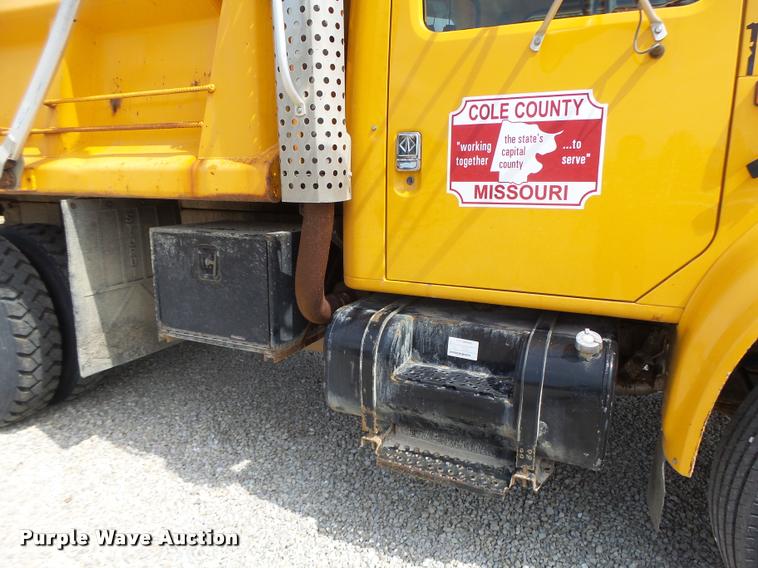 image for item DB1351 2001 International 4900 dump truck