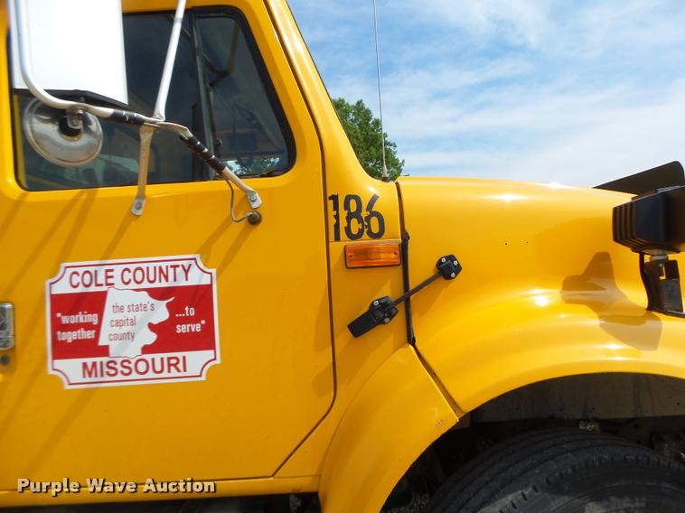 image for item DB1351 2001 International 4900 dump truck