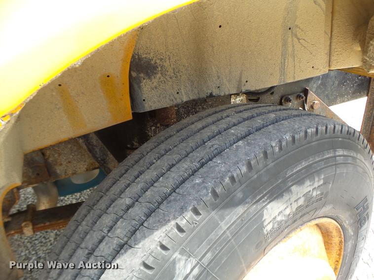 image for item DB1351 2001 International 4900 dump truck