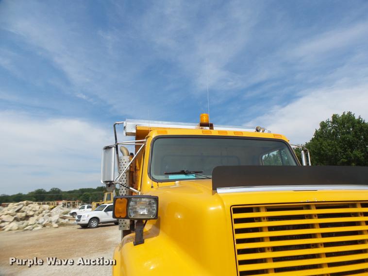 image for item DB1351 2001 International 4900 dump truck