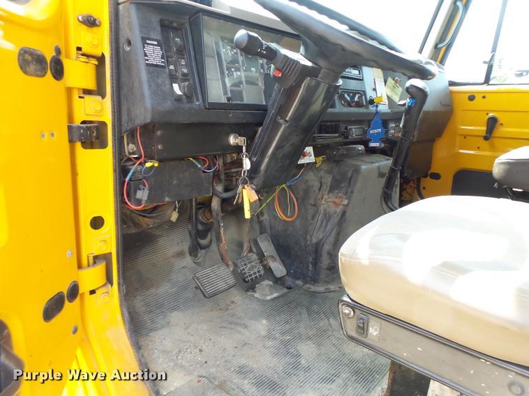 image for item DB1351 2001 International 4900 dump truck