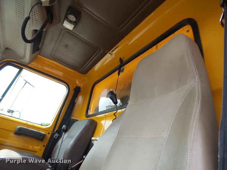 image for item DB1351 2001 International 4900 dump truck