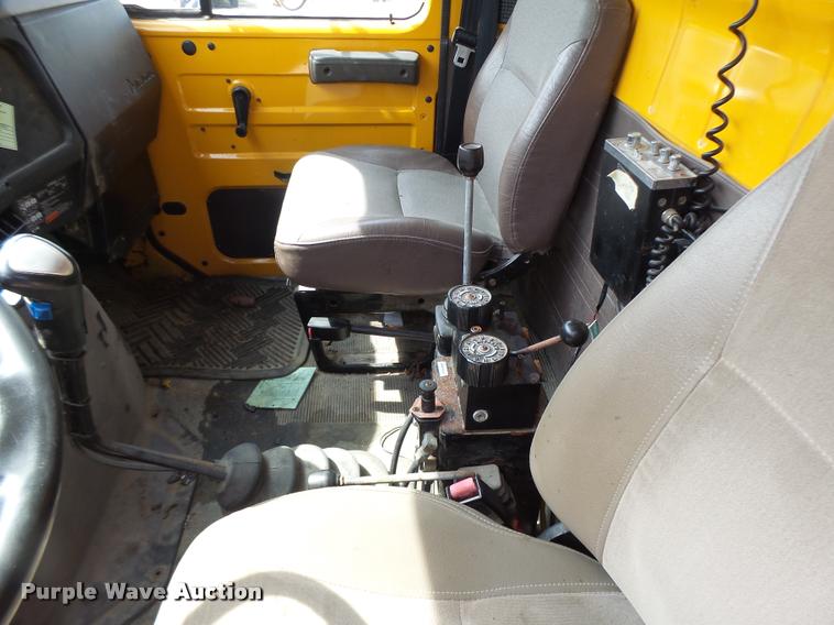 image for item DB1351 2001 International 4900 dump truck