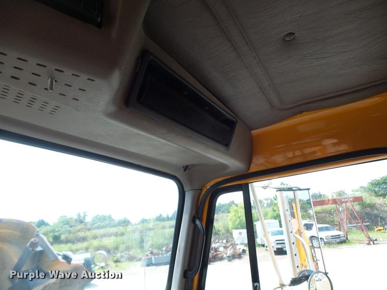 image for item DB1351 2001 International 4900 dump truck