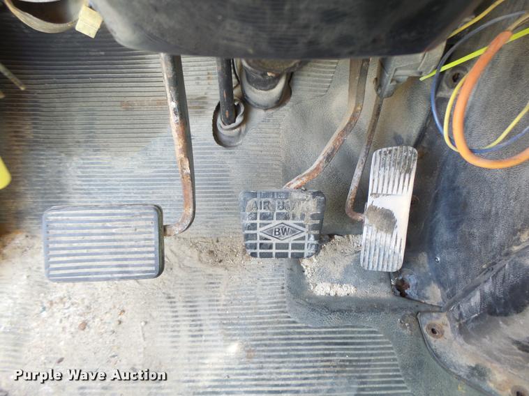 image for item DB1351 2001 International 4900 dump truck