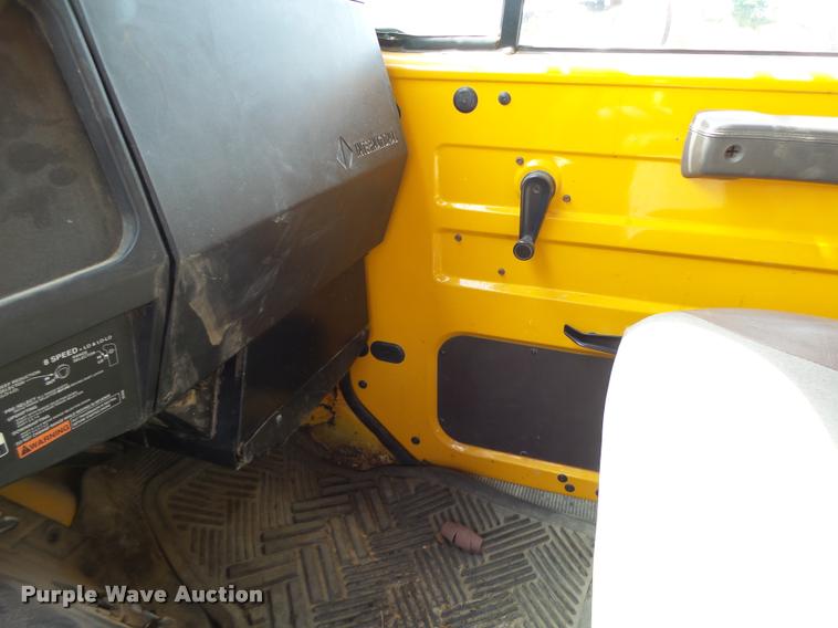 image for item DB1351 2001 International 4900 dump truck