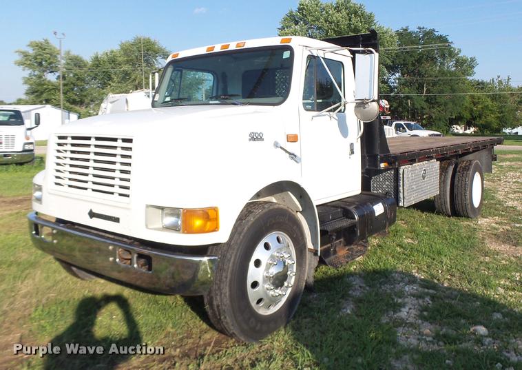 image for item DB1396 1999 International 4700 flatbed truck