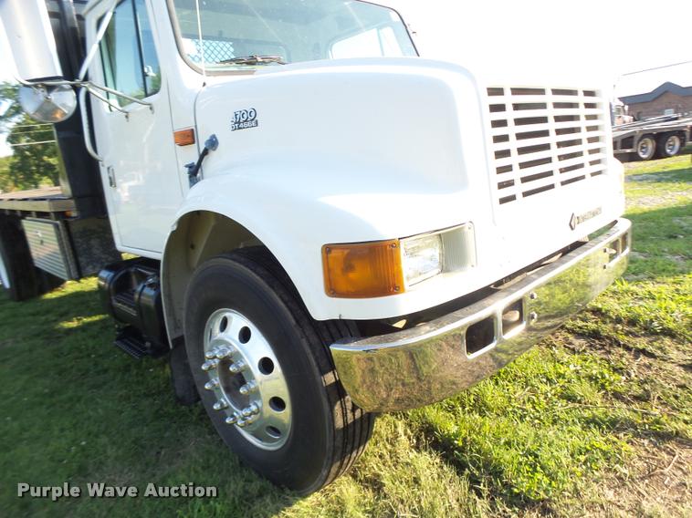 image for item DB1396 1999 International 4700 flatbed truck