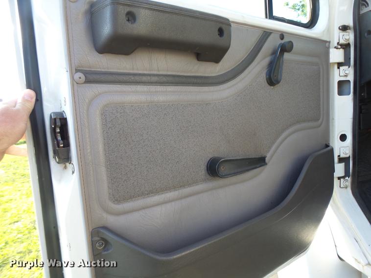 image for item DB1396 1999 International 4700 flatbed truck