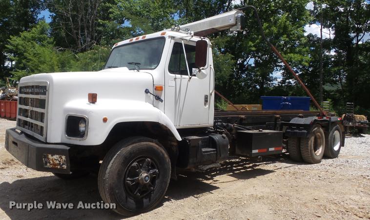 image for item K7580 1990 International 2674 roll off truck