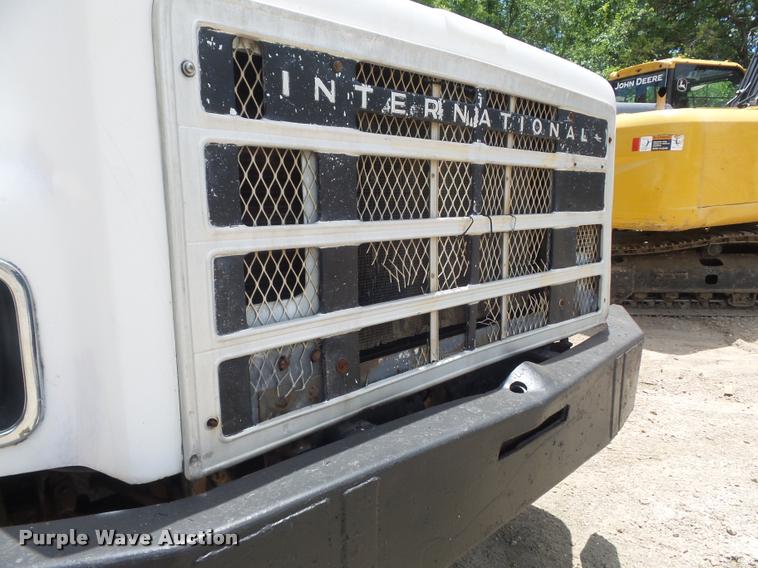 image for item K7580 1990 International 2674 roll off truck