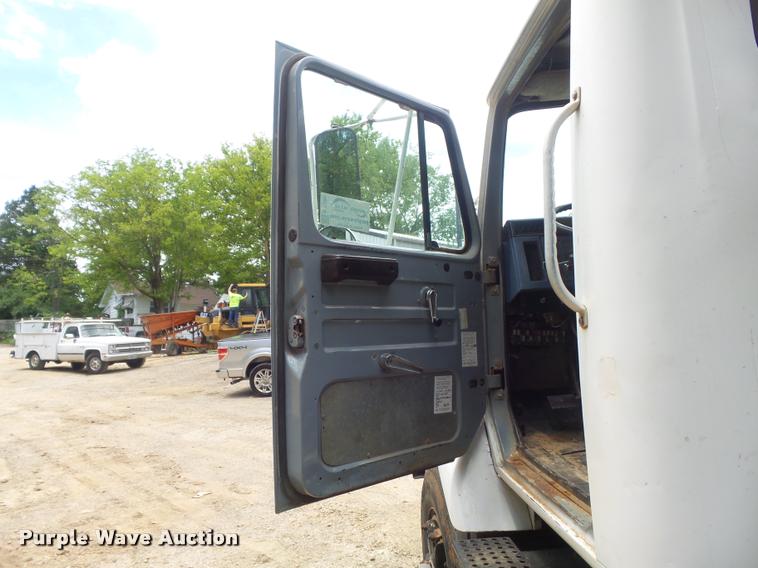 image for item K7580 1990 International 2674 roll off truck