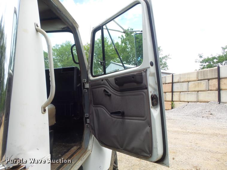 image for item K7580 1990 International 2674 roll off truck