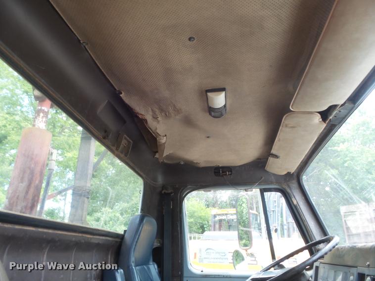 image for item K7580 1990 International 2674 roll off truck