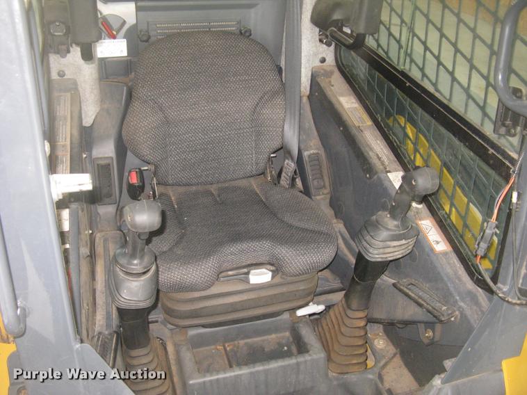 image for item L2324 2010 John Deere 326D skid steer