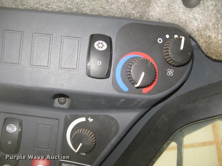 image for item L2324 2010 John Deere 326D skid steer